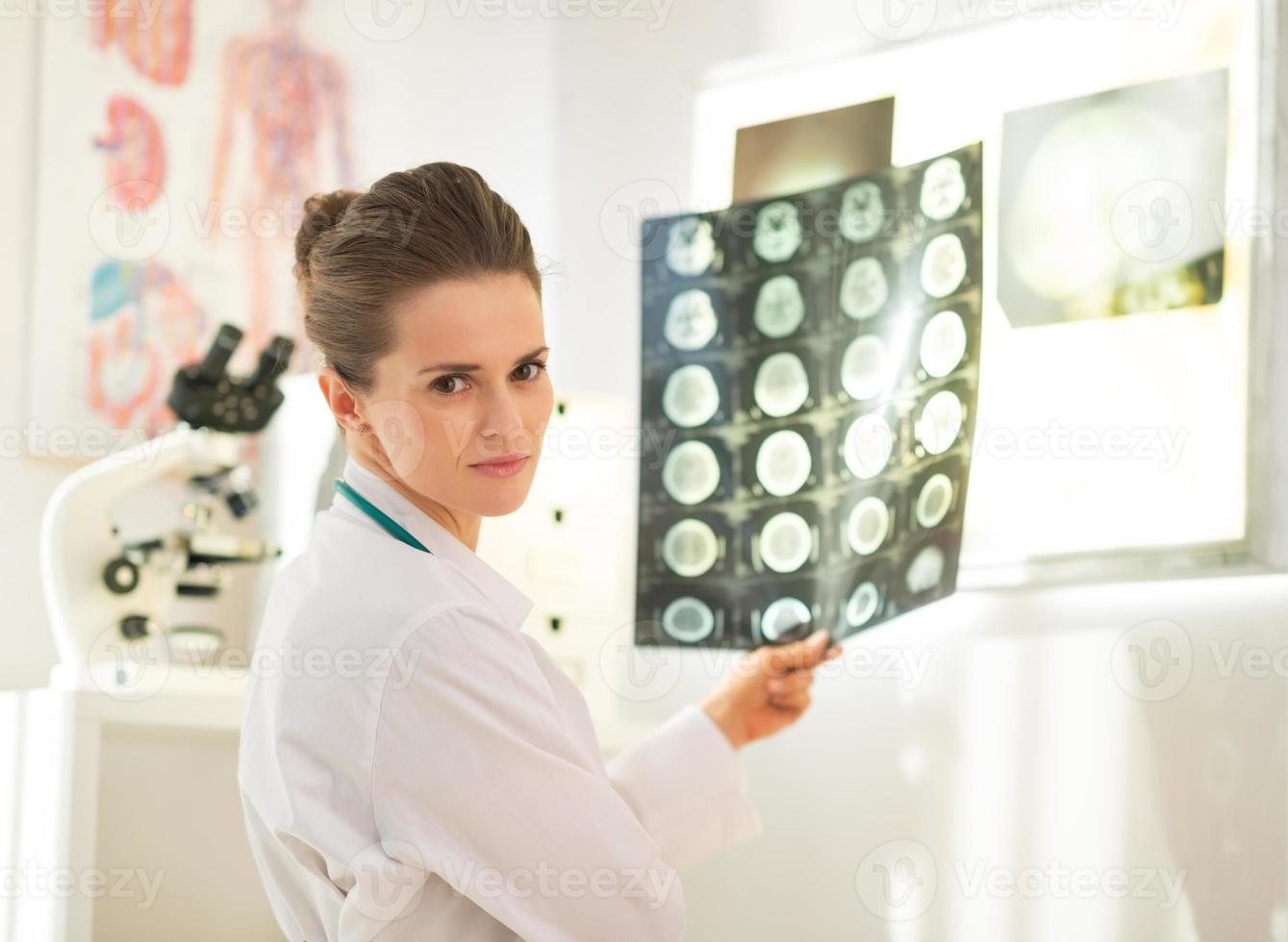retrato de mulher médico com tomografia foto