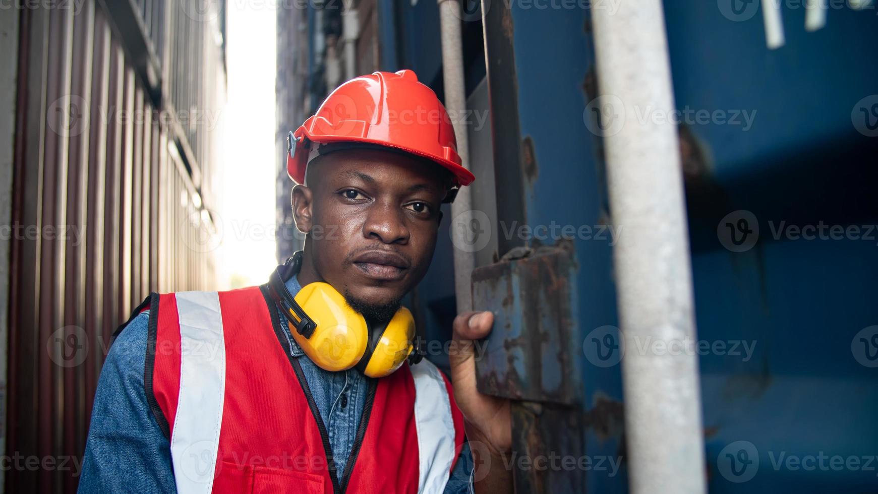 capataz verificando contêineres no terminal, em empresa de logística de negócios de importação e exportação. foto