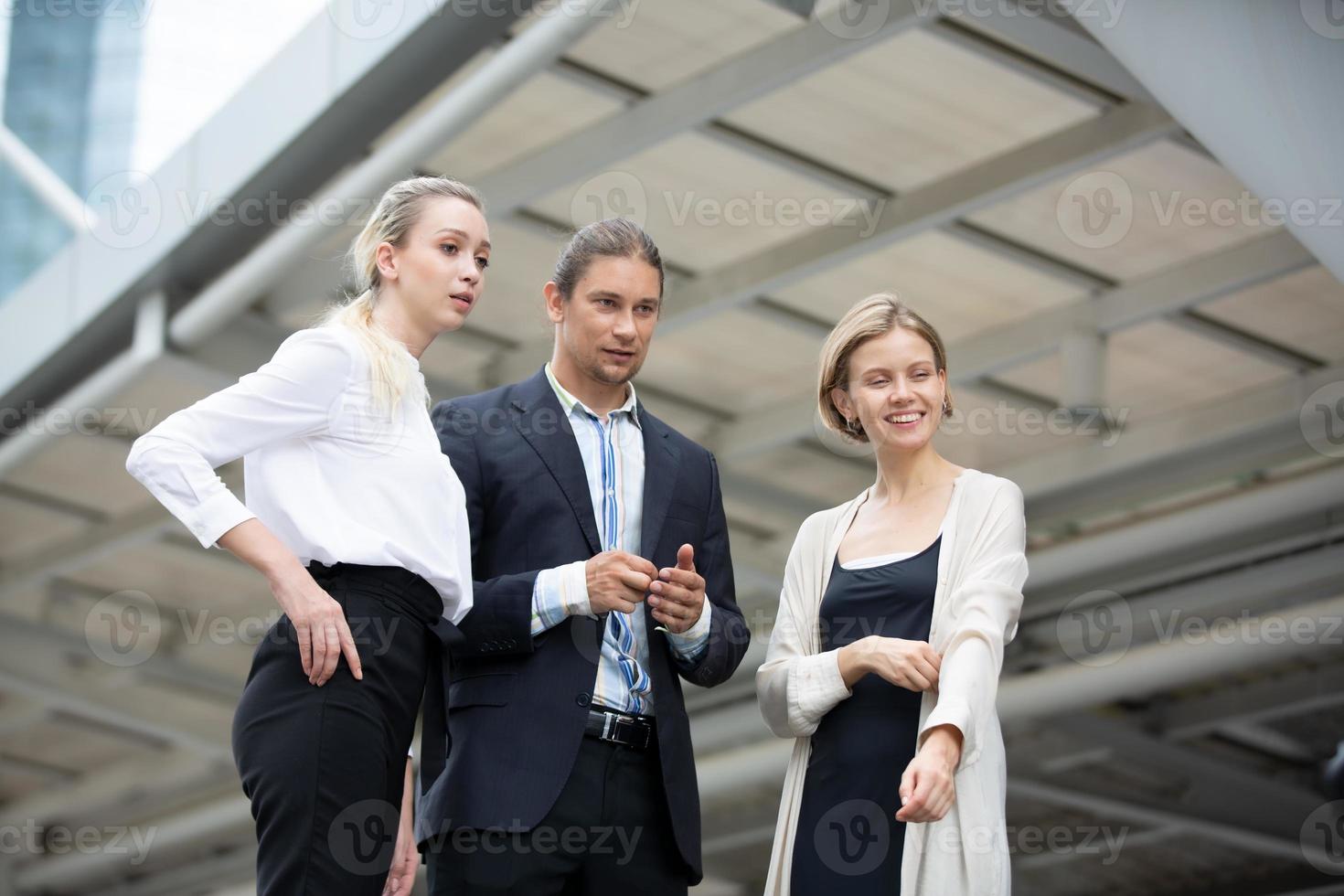 empresários bem sucedidos juntos ampliam mostrando forte relacionamento da comunidade de trabalhadores. uma equipe de empresário e empresária expressando um forte trabalho em equipe de grupo no escritório moderno. foto