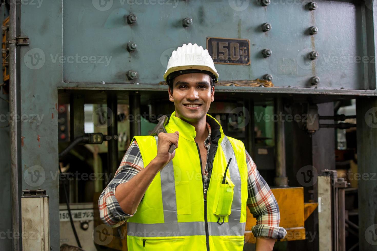 o capataz ou o trabalhador trabalham no local da fábrica verificam a máquina ou os produtos no local. engenheiro ou técnico verificando material ou máquina na planta. industriais e fabris. foto