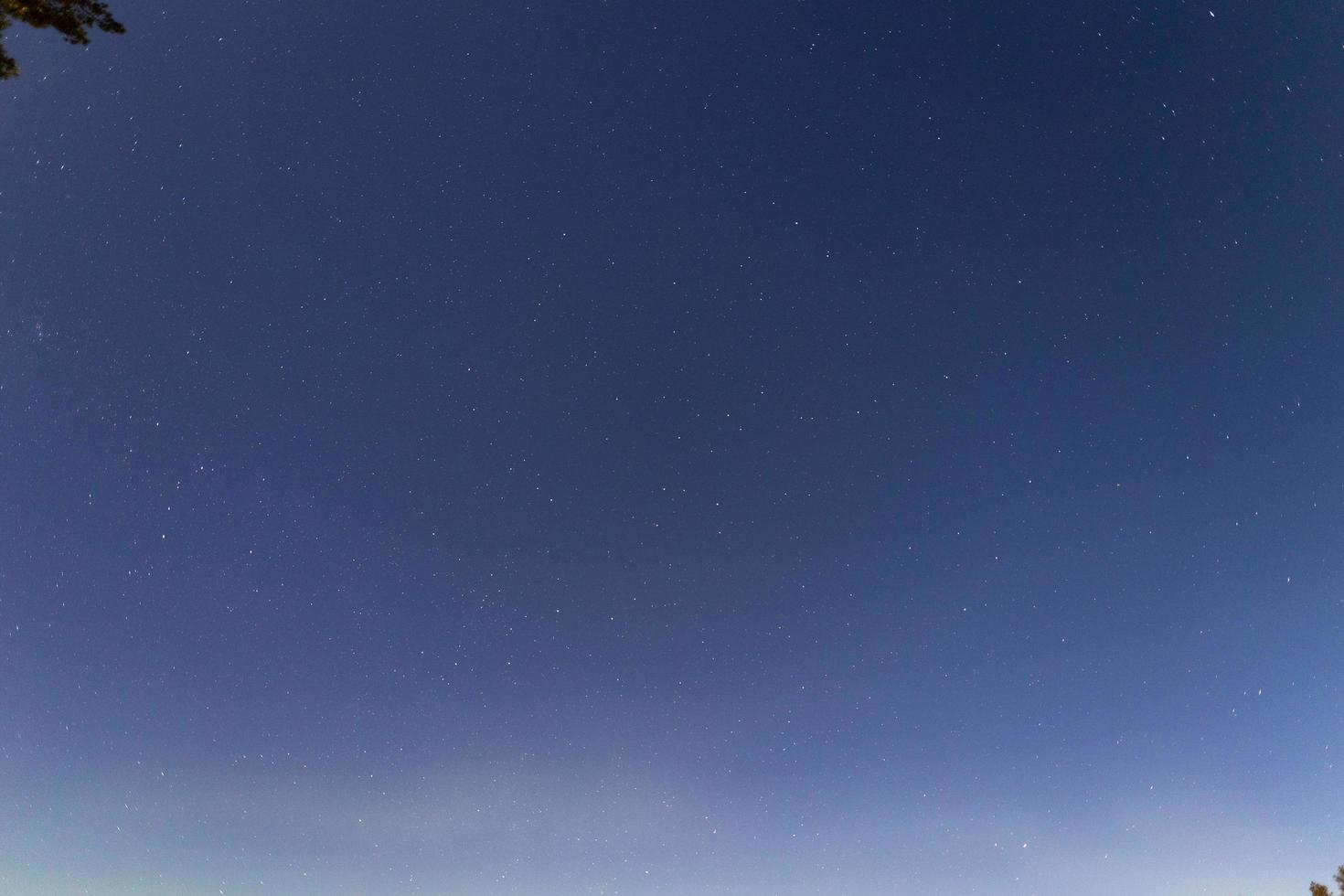 estrelas no céu à noite foto