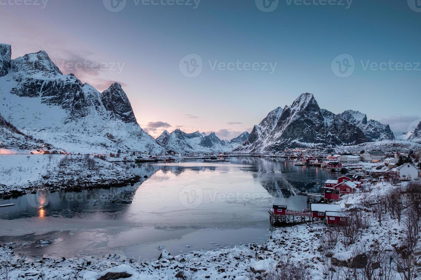 ponto de vista da vila de pescadores com porto no vale de neve e mar gelado de manhã foto