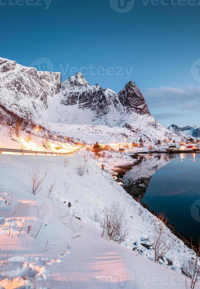 paisagem da estrada brilhando na montanha na vila de pescadores norueguesa no litoral ártico foto