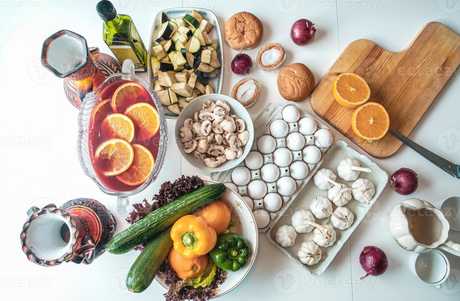 vista superior, alimentos ingredientes com legumes e frutas e utensílios de cozinha na mesa foto