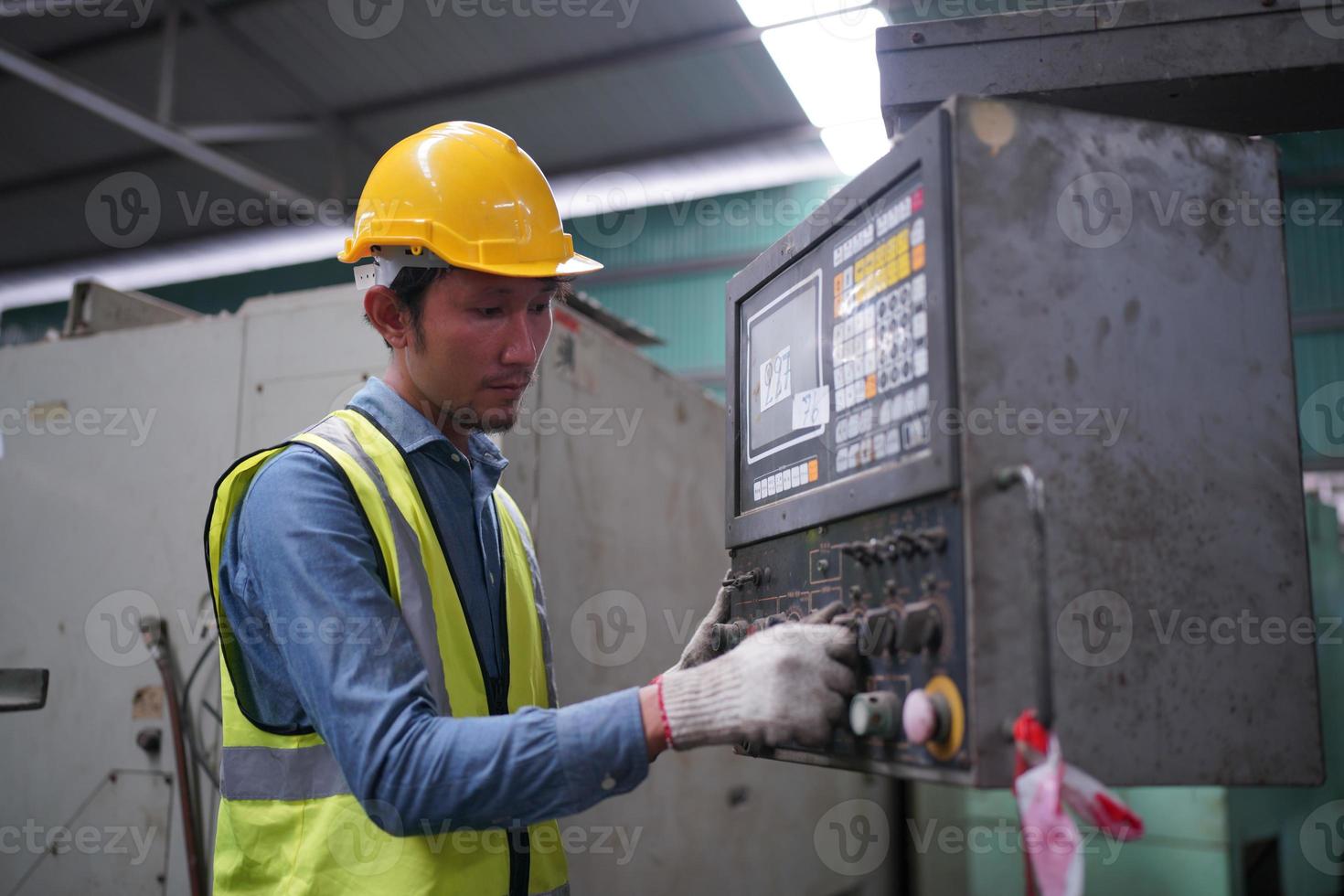 engenheiros de manutenção está trabalhando na frente do reparo automatizado de máquinas cnc em uma lista de verificação de manutenção na linha de produção. foto