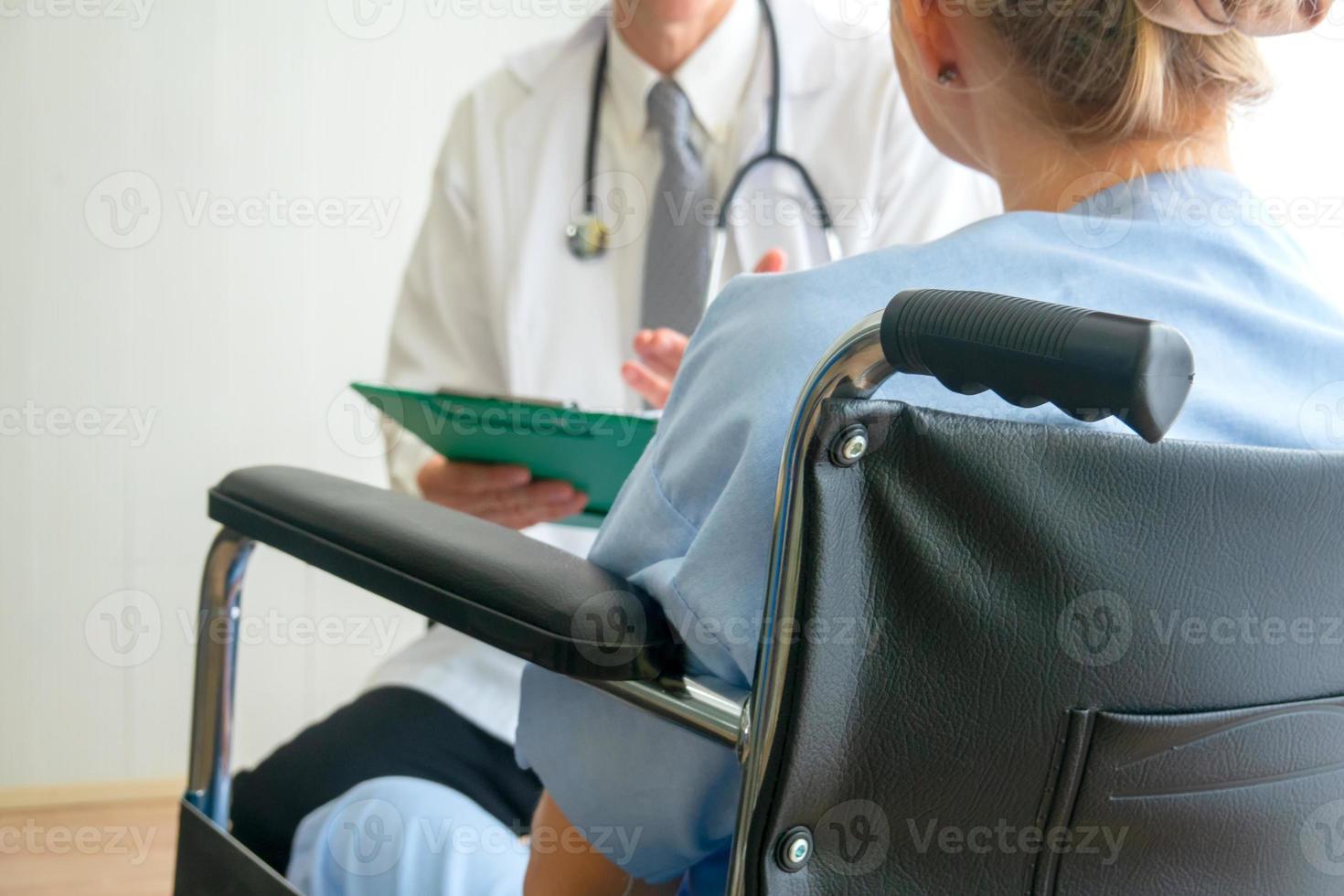 médico e paciente no hospital foto