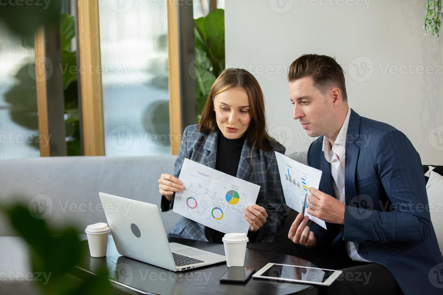 jovens empresários trabalhando juntos em um novo projeto. colegas de coworking. conceito de inicialização. foto