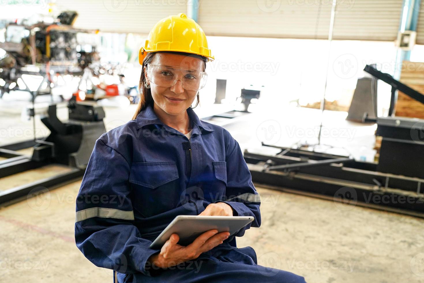 profissional jovem funcionária de fábrica industrial trabalhando com peça de máquina, verificando e testando equipamentos industriais e braços robóticos em grande fio de eletrônica elétrica e fábrica foto