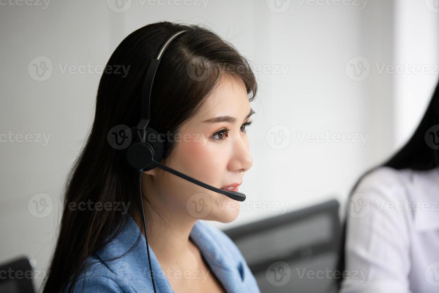 conceito de equipe de serviço. venda de operadora ou contact center no escritório, call center de pessoas de informação, escritório de suporte de vendas de equipe profissional de qualidade. empresa representante do ambiente de trabalho. foto