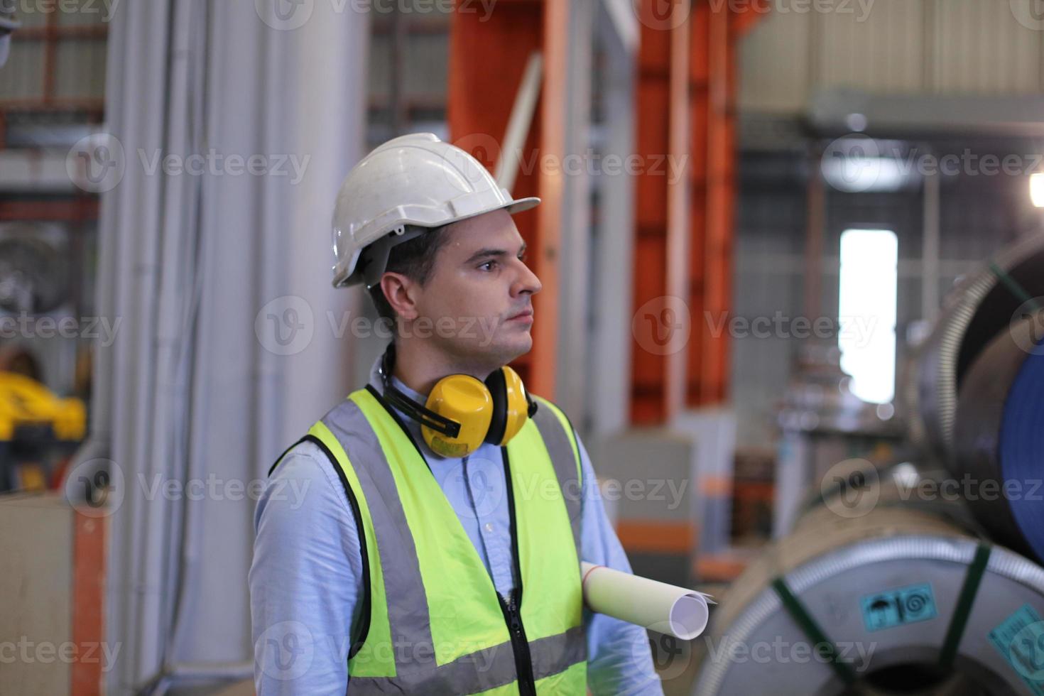 o capataz do trabalhador da indústria ou o trabalho do trabalhador no local da fábrica verificam a máquina ou os produtos no local. engenheiro ou técnico verificando material ou máquina na planta. industriais e fabris. foto