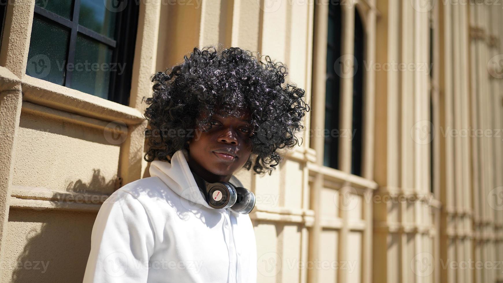 retrato de homem jovem hipster americano africano posando no exterior. foto