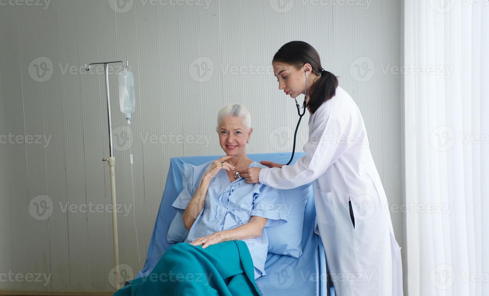 médica e paciente idoso check-up no hospital. foto