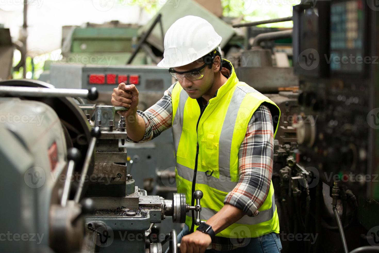 trabalho do trabalhador no local da fábrica, verifique a máquina na linha de produtos ou produtos no local. engenheiro ou técnico verificando material ou máquina na planta. industriais e fabris. foto