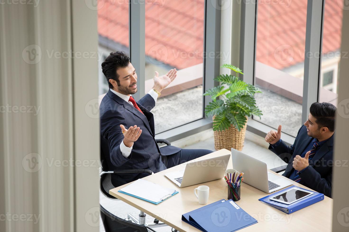 reunião de pessoas de negócios no escritório foto