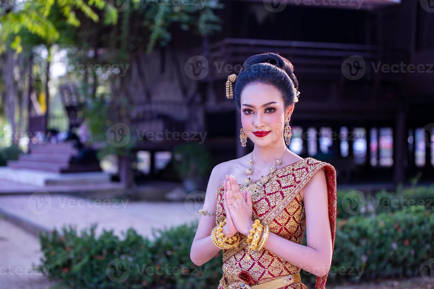 mulher asiática usando vestido tailandês tradicional, o traje do vestido nacional da antiga tailândia. foto