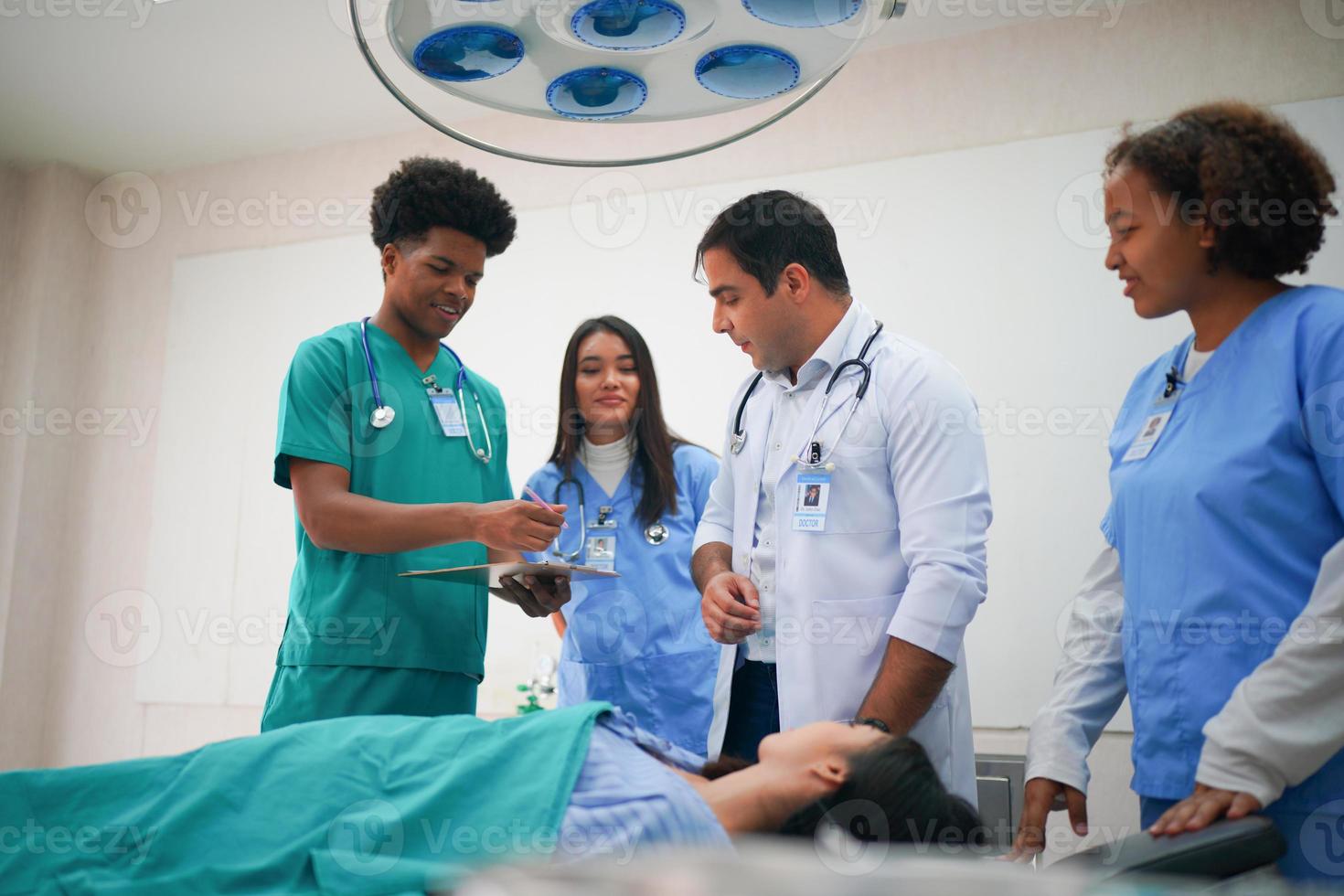 equipe de enfermeira e médico pronta para o dia de trabalho foto