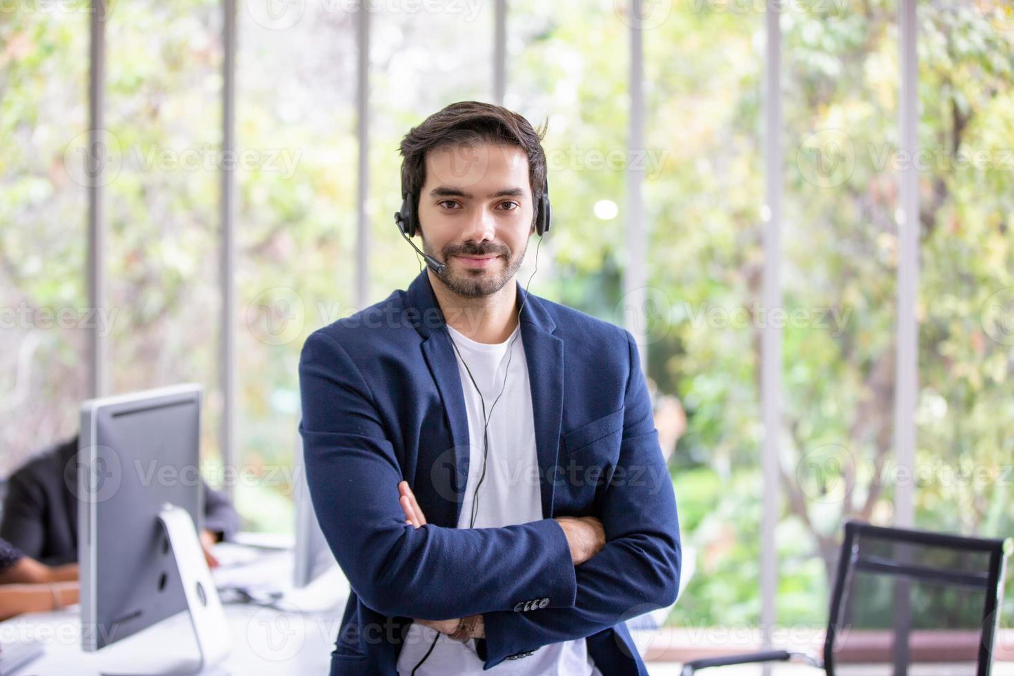 operador de call center no fone de ouvido enquanto consulta o cliente. telemarketing ou vendas por telefone. atendimento ao cliente e conceito de negócios. foto