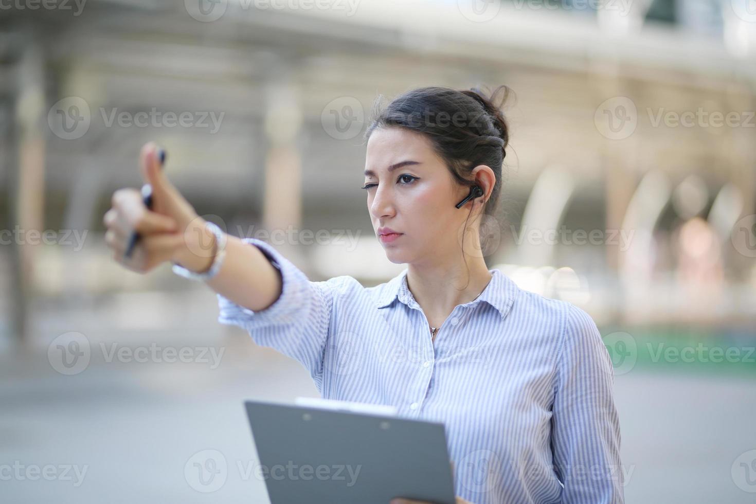 retrato de uma jovem mulher de negócios linda do lado de fora. Braços cruzados foto