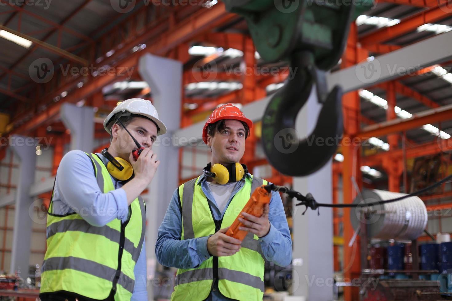 o capataz do trabalhador da indústria ou o trabalho do trabalhador no local da fábrica verificam a máquina ou os produtos no local. engenheiro ou técnico verificando material ou máquina na planta. industriais e fabris. foto