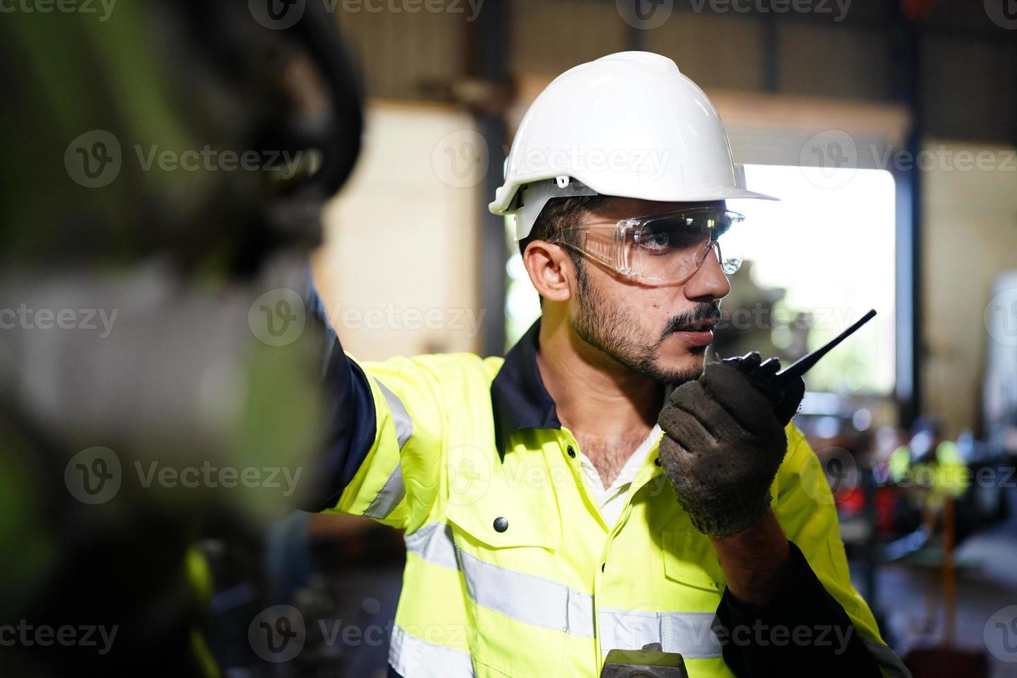 qualidade de habilidades do trabalhador de engenheiro de homens profissionais, manutenção, operário de fábrica da indústria de treinamento, oficina de armazém para operadores de fábrica, produção de equipe de engenharia mecânica. foto