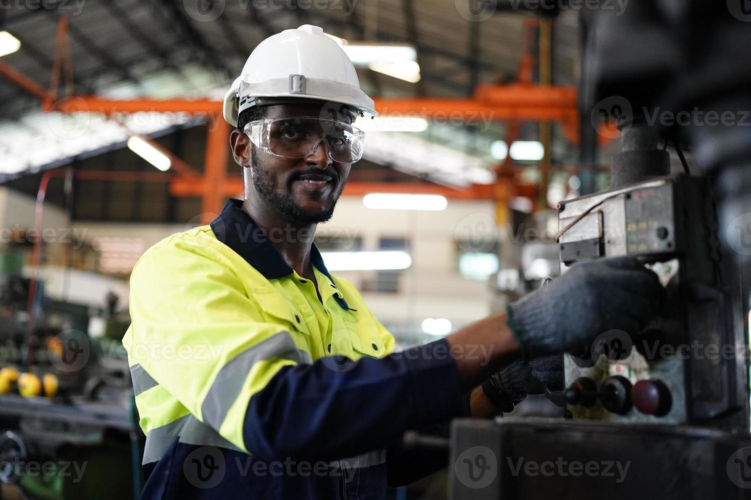 qualidade de habilidades do trabalhador de engenheiro de homens profissionais, manutenção, operário de fábrica da indústria de treinamento, oficina de armazém para operadores de fábrica, produção de equipe de engenharia mecânica. foto