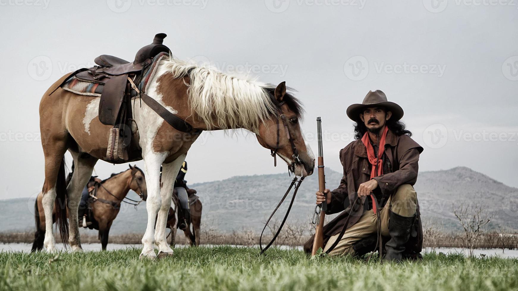 silhueta cowboy a cavalo contra um belo pôr do sol, cowboy e cavalo na primeira luz, montanha, rio e estilo de vida com fundo de luz natural foto