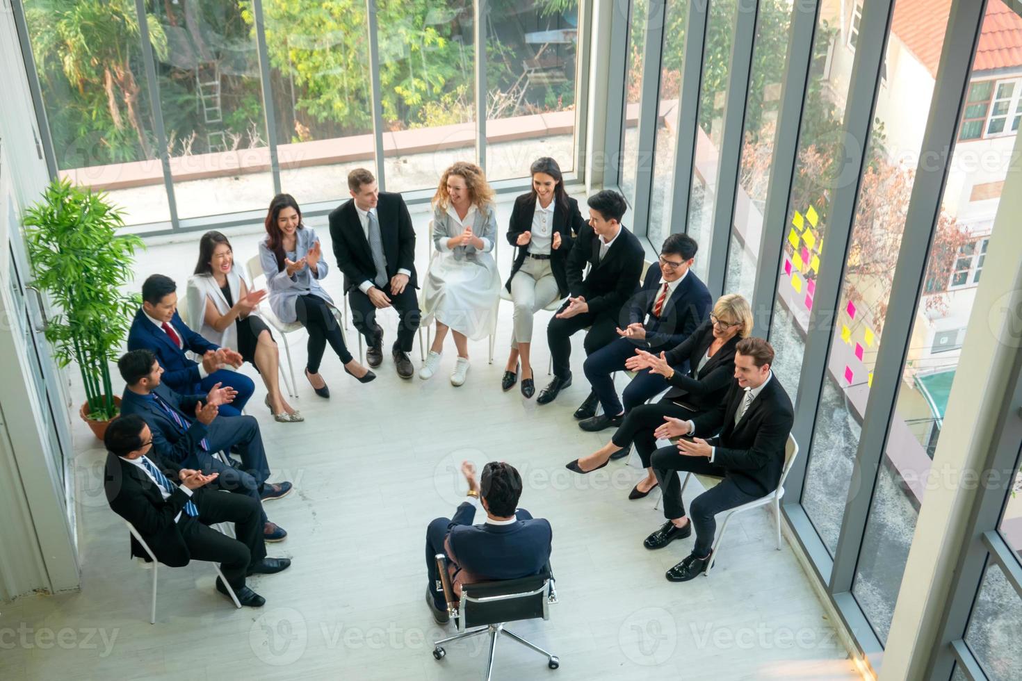 orador dando apresentação no salão. auditório ou sala de conferências. vista traseira de participantes não reconhecidos na audiência. evento de conferência científica, treinamento foto