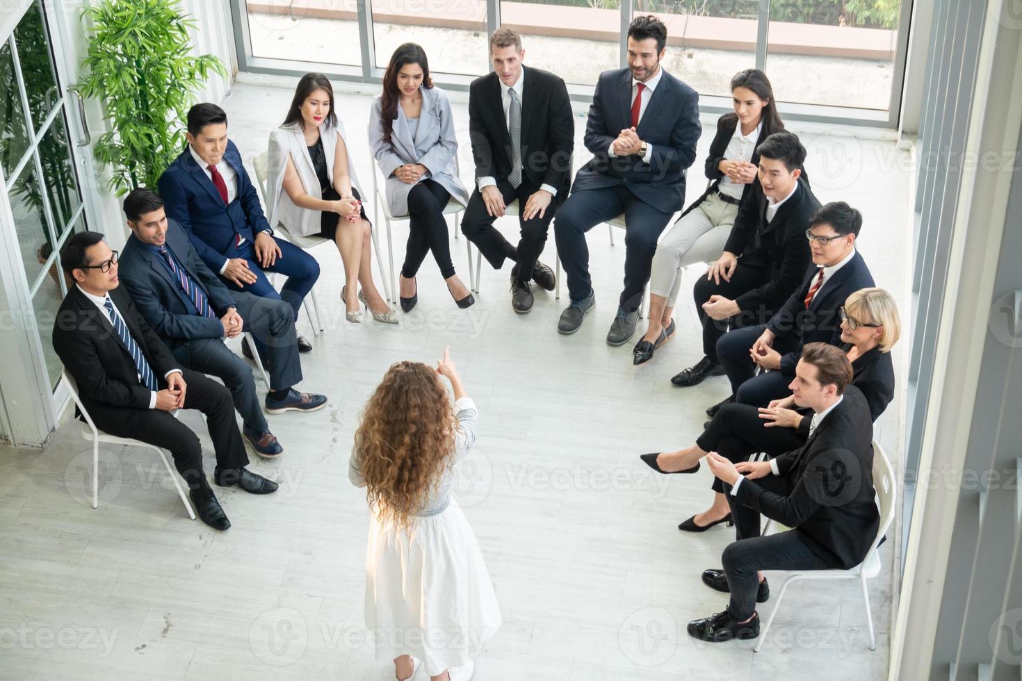 orador dando apresentação no salão. auditório ou sala de conferências. vista traseira de participantes não reconhecidos na audiência. evento de conferência científica, treinamento foto