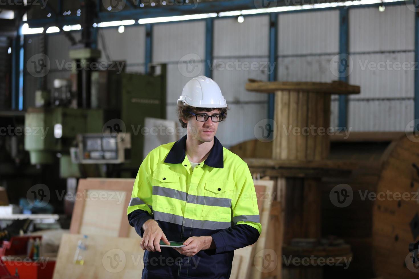 qualidade de habilidades do trabalhador de engenheiro de homens profissionais, manutenção, operário de fábrica da indústria de treinamento, oficina de armazém para operadores de fábrica, produção de equipe de engenharia mecânica. foto