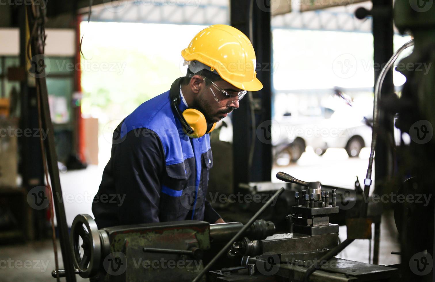 qualidade de habilidades do trabalhador de engenheiro de homens profissionais, manutenção, operário de fábrica da indústria de treinamento, oficina de armazém para operadores de fábrica, produção de equipe de engenharia mecânica. foto