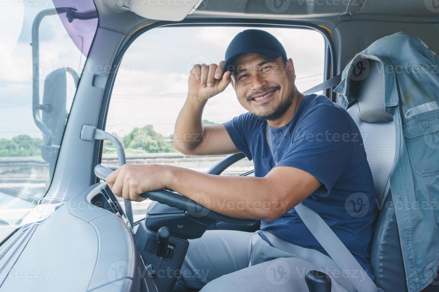 sorriso confiança jovem motorista de caminhão profissional em negócios de transporte longo foto