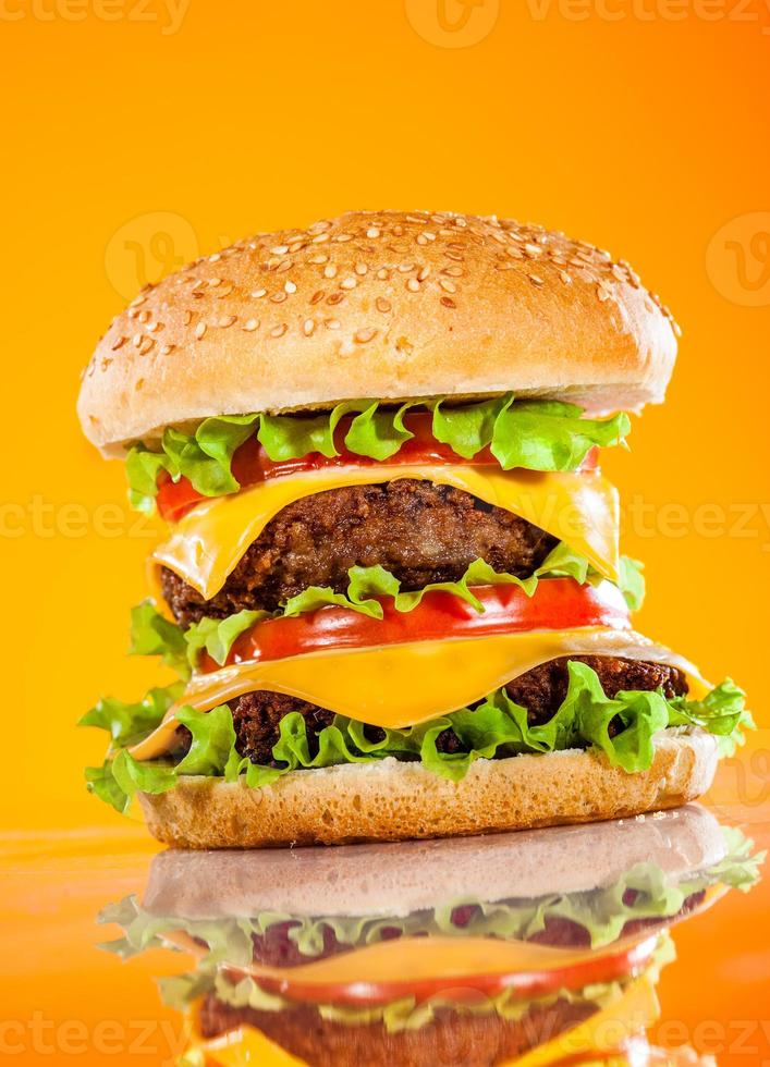 hambúrguer saboroso e apetitoso em um amarelo foto