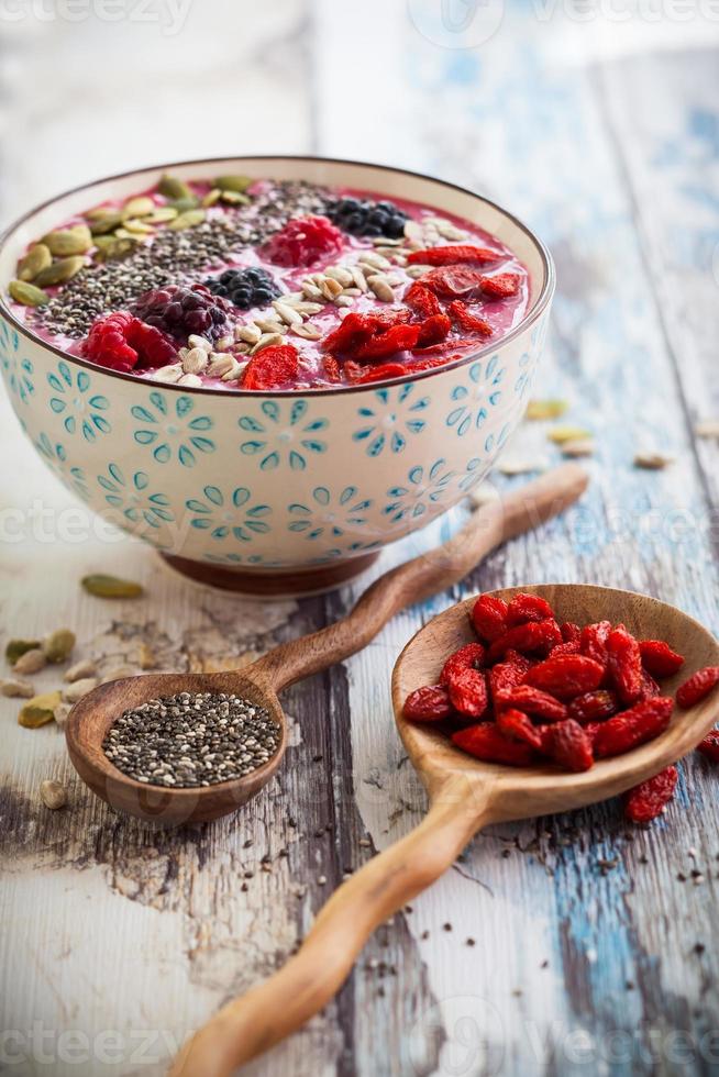 uma tigela de smoothie de frutas e grãos no café da manhã foto