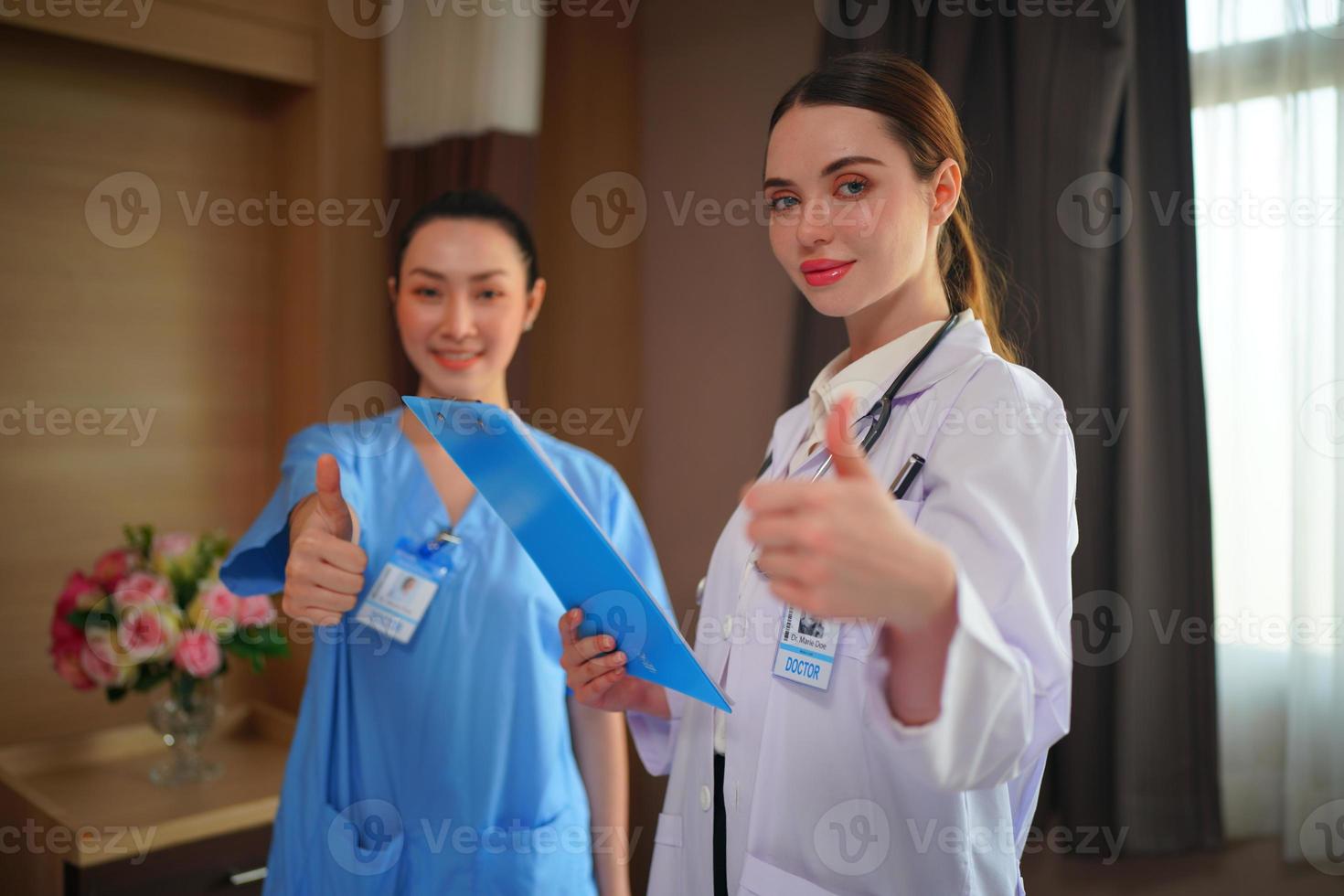 equipe de enfermeira e médico pronta para o dia de trabalho foto