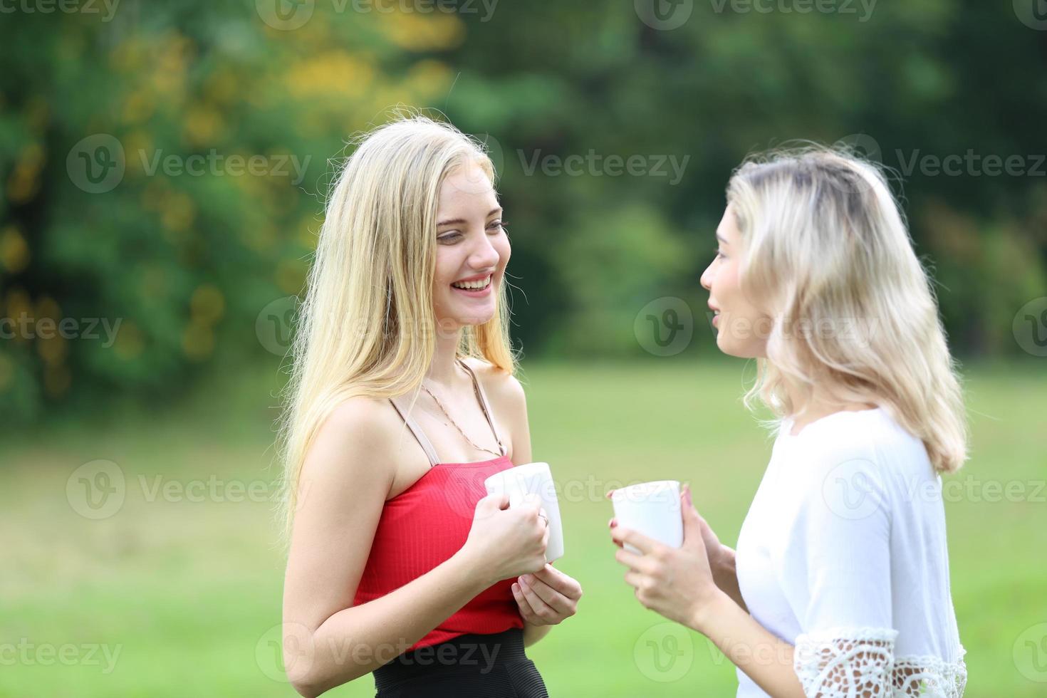 retrato de dois jovens amigos ao ar livre. foto