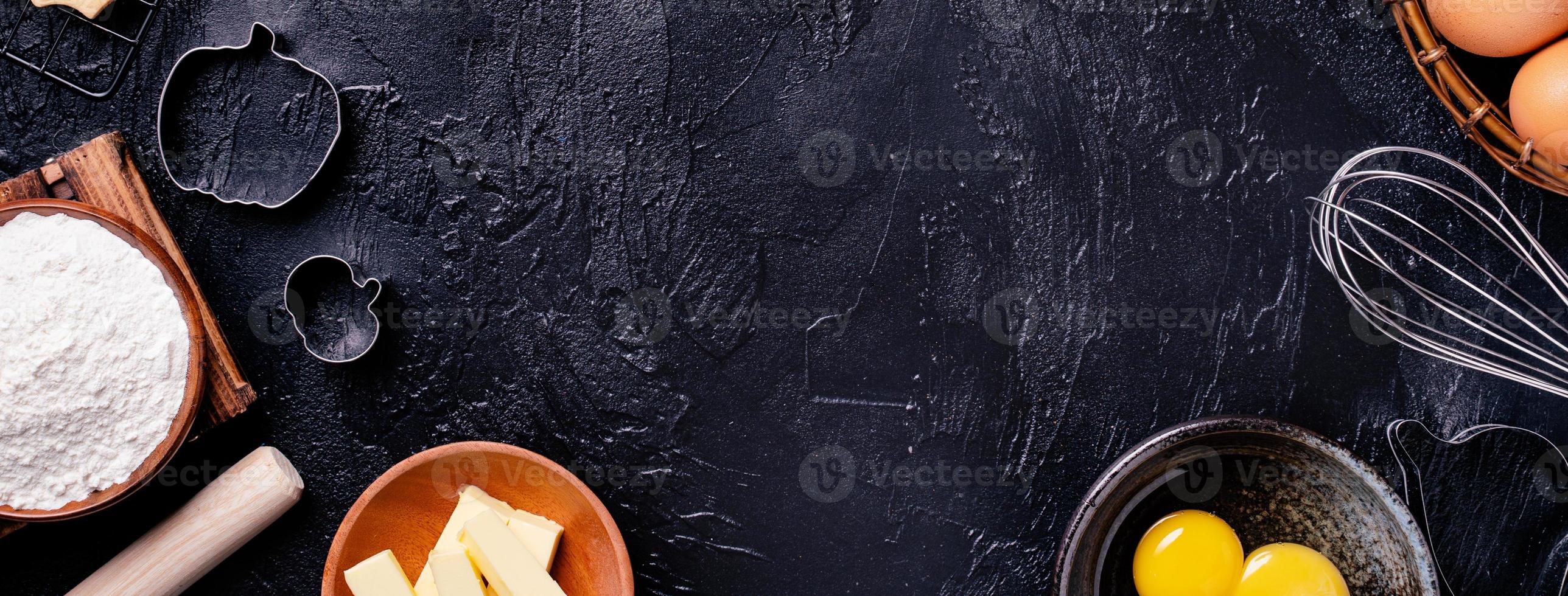 conceito de design de fazer biscoitos de halloween, assar o layout de ingredientes de receita de preparar a festa, vista superior, configuração plana, sobrecarga, espaço de cópia em branco. foto