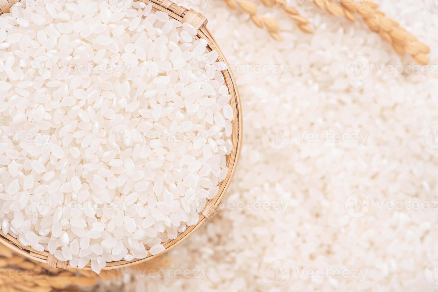 colheita de arroz comestível moído polido branco cru em fundo branco em tigela marrom, conceito de design de agricultura orgânica. alimento básico da ásia, close-up. foto