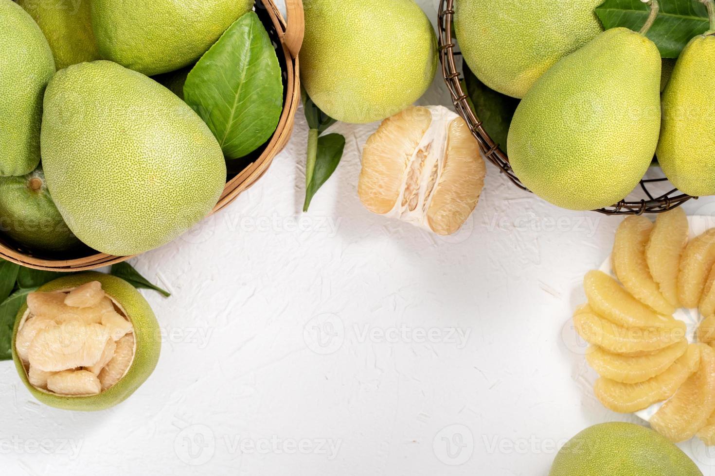 pomelo descascado fresco, pomelo, toranja, shaddock em fundo de madeira brilhante. frutas da estação de outono, vista de cima, postura plana, tiro de mesa. foto