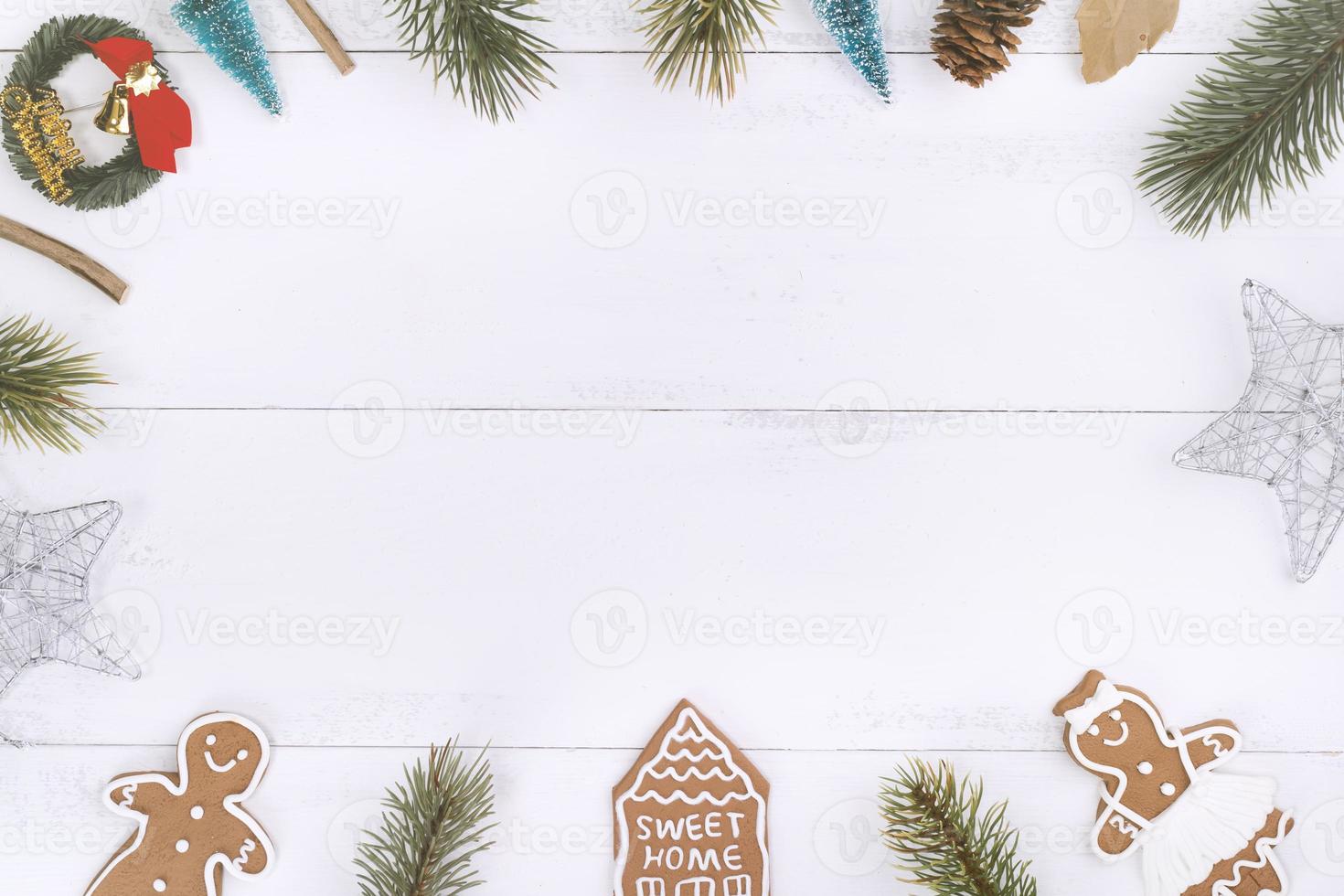 objetos de decoração de composição de conceito de natal, coroa de galho de árvore do abeto, biscoito de gengibre isolado na mesa de madeira branca, vista superior, configuração plana foto