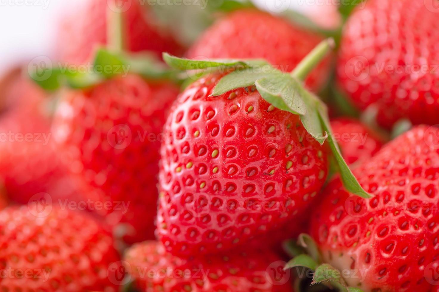 lindos e deliciosos morangos em uma cesta de caixa de madeira, conceito de agricultura orgânica, entrega direta fresca do pomar, close-up. foto