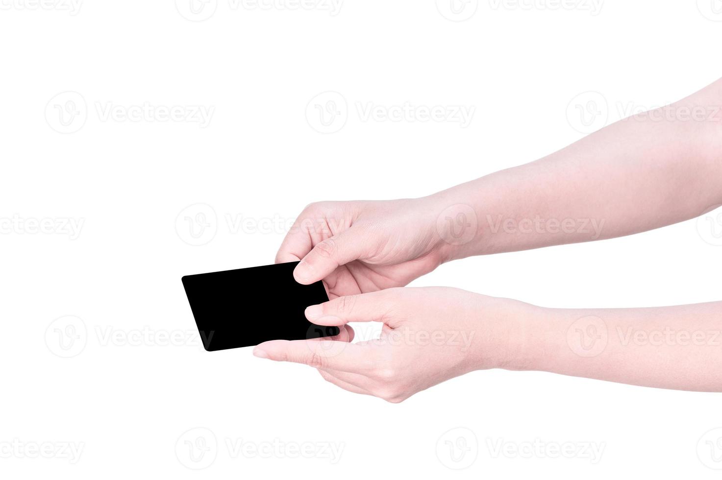 mão de jovem garota limpa da ásia segurando um modelo de cartão de papel marrom kraft em branco isolado no fundo branco, traçado de recorte, fechar, simular, cortar foto