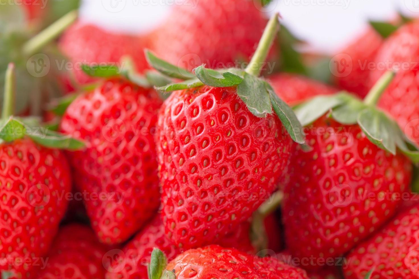 lindos e deliciosos morangos em uma cesta de caixa de madeira, conceito de agricultura orgânica, entrega direta fresca do pomar, close-up. foto