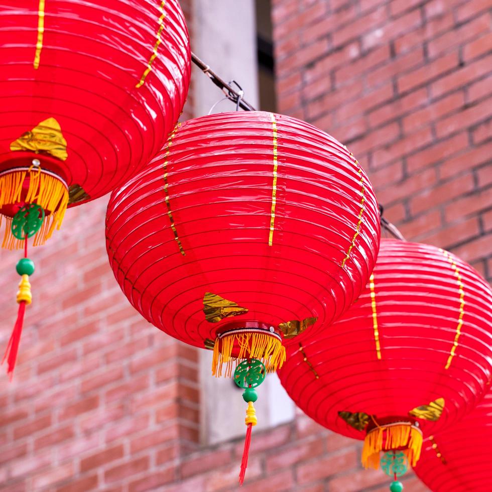 linda lanterna vermelha redonda pendurada na velha rua tradicional, conceito do festival chinês do ano novo lunar, close-up. a palavra subjacente significa bênção. foto