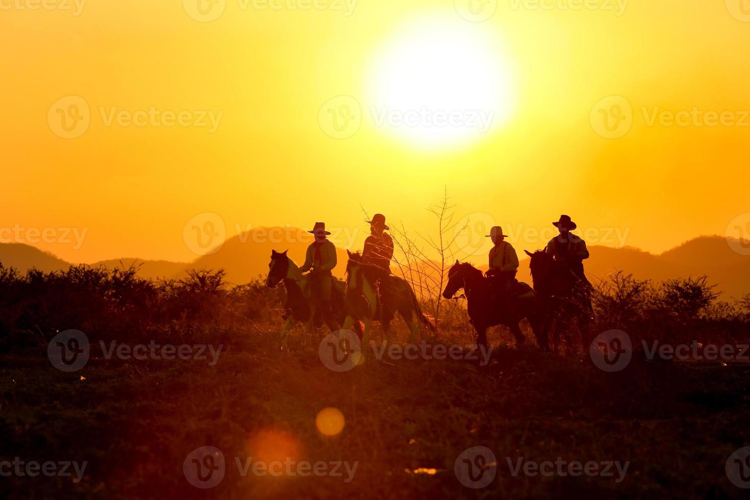 silhueta cowboy a cavalo contra um belo pôr do sol, cowboy e cavalo na primeira luz, montanha, rio e estilo de vida com fundo de luz natural foto