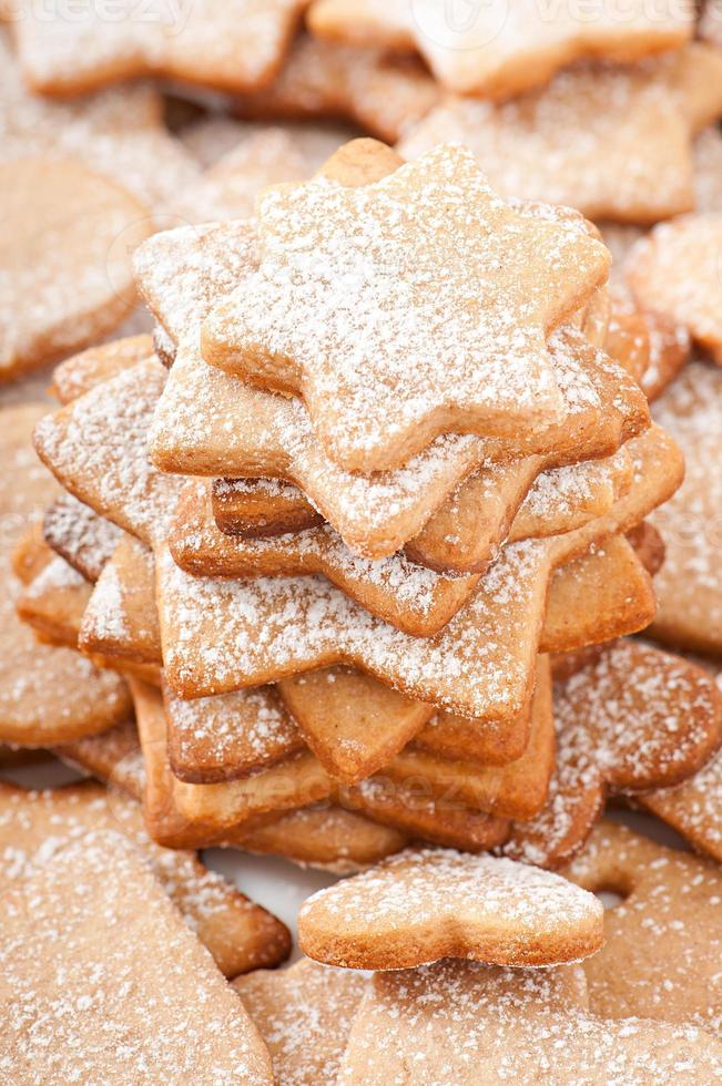 biscoitos de natal caseiros polvilhados com açúcar de confeiteiro foto