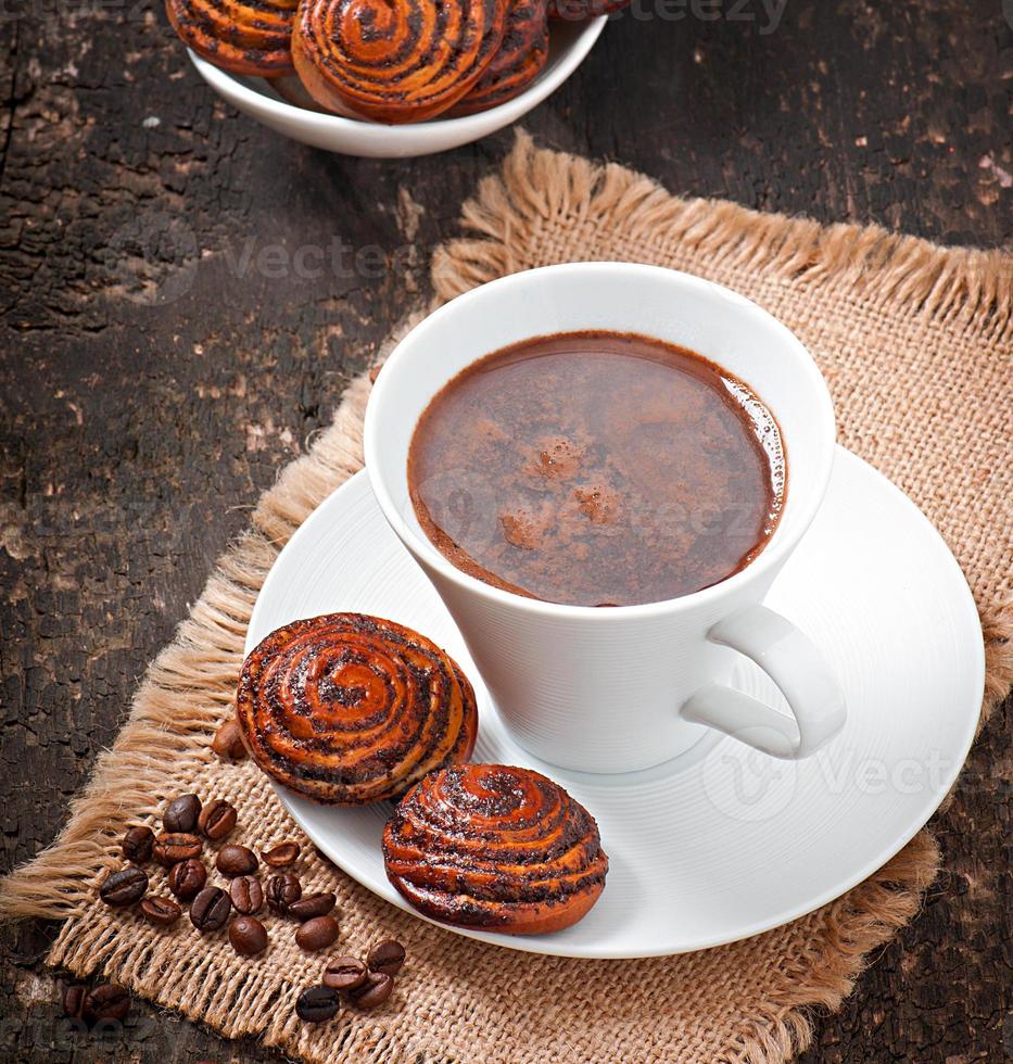 xícara de café e biscoitos com sementes de papoula foto