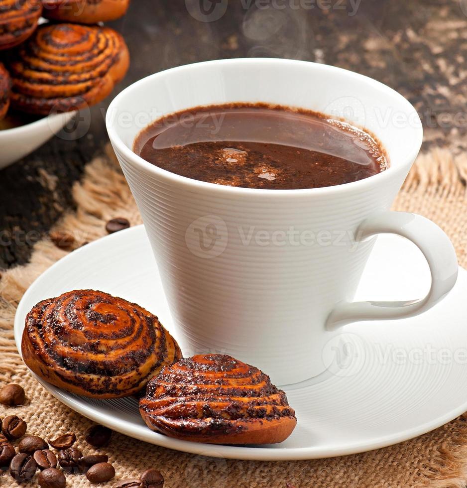 xícara de café e biscoitos com sementes de papoula foto