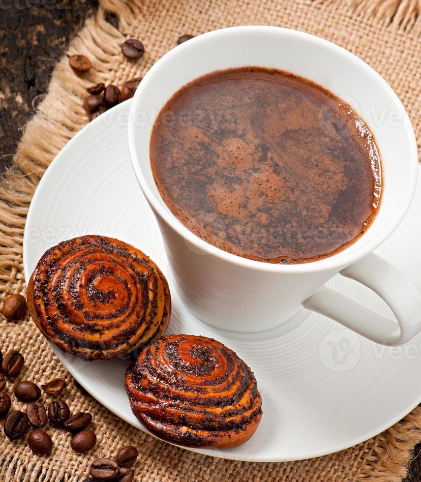 xícara de café e biscoitos com sementes de papoula foto