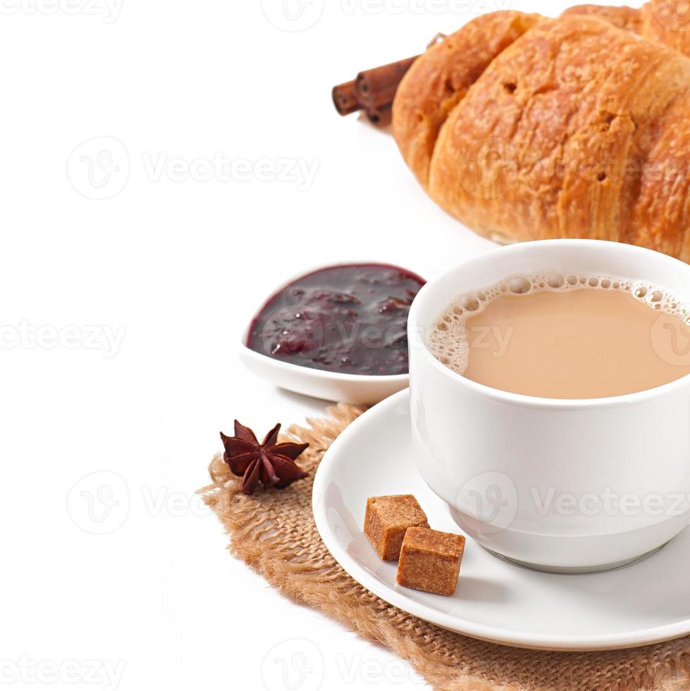 café da manhã com café e croissants frescos foto