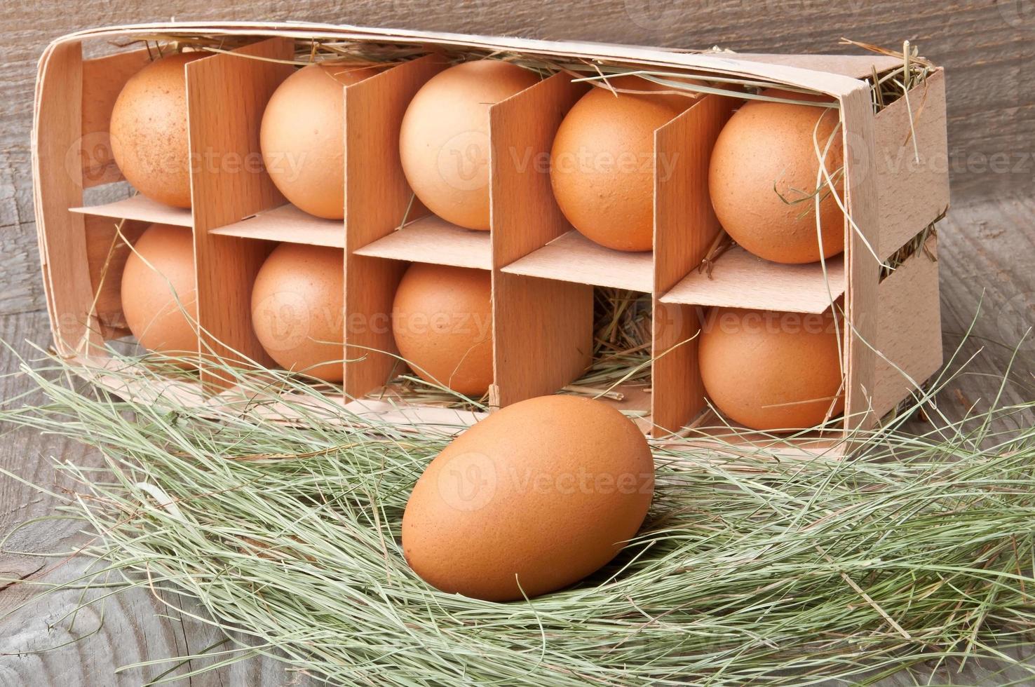 ovos em um recipiente de madeira foto